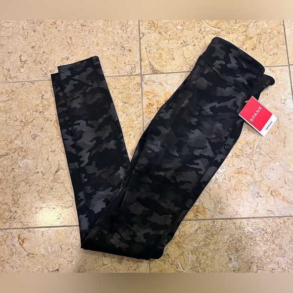 SPANX Pants - SPANX NWT Faux Leather Black Camo Leggings Size XS